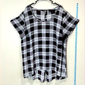 Torrid Black & White Plaid Short Sleeve Top. Size 4 (4X/26).